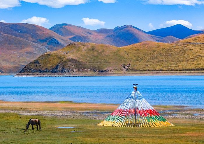 Yamdork Lake (Tibet)