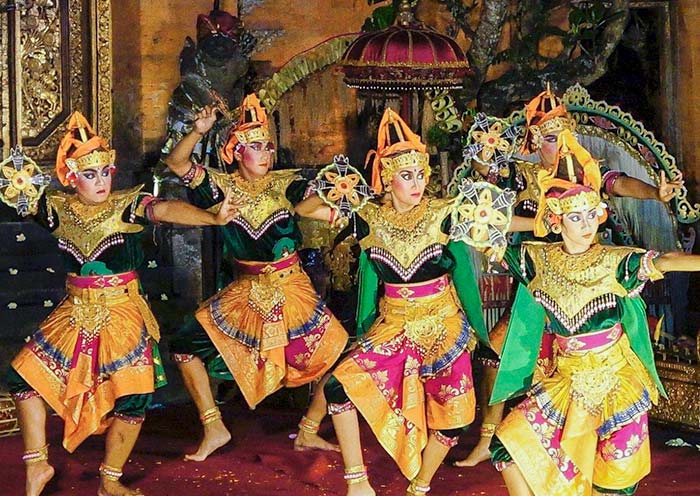 Traditional Dance Performance at Ubud Palace Traditional Dance Performance at Ubud Palace