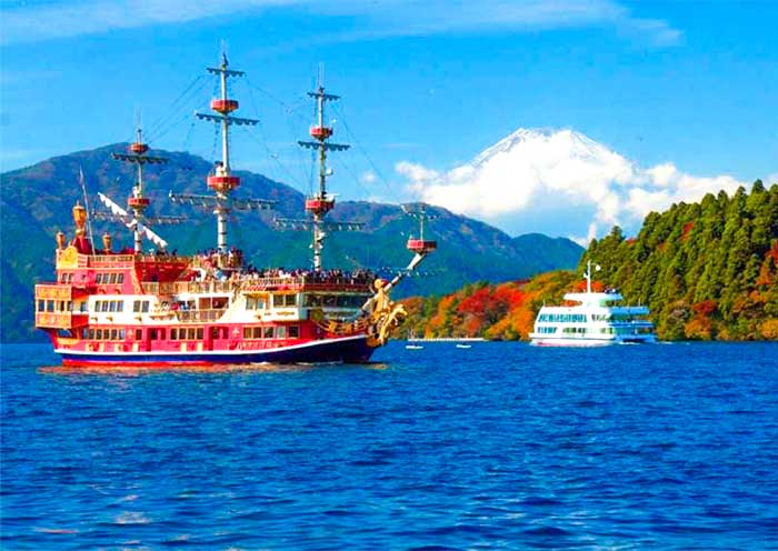 Cruise Lake Ashi on a Hakone Pirate Ship in Autumn