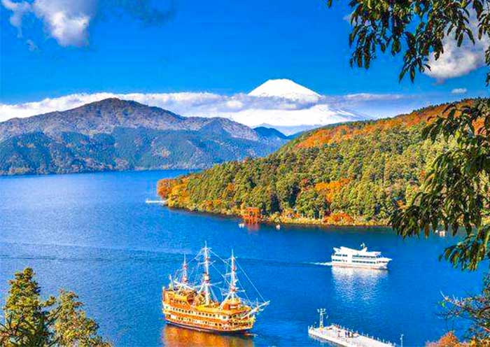 Cruise Lake Ashi on a Hakone Pirate Ship in Autumn