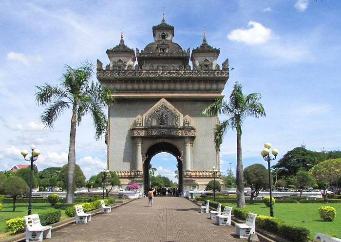 Walk around Victory Gate, Vientiane