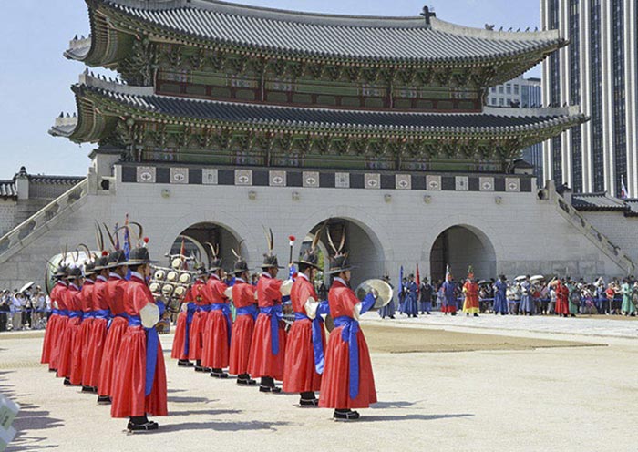 The changing of the royal guard ceremony at Gwanghwamun