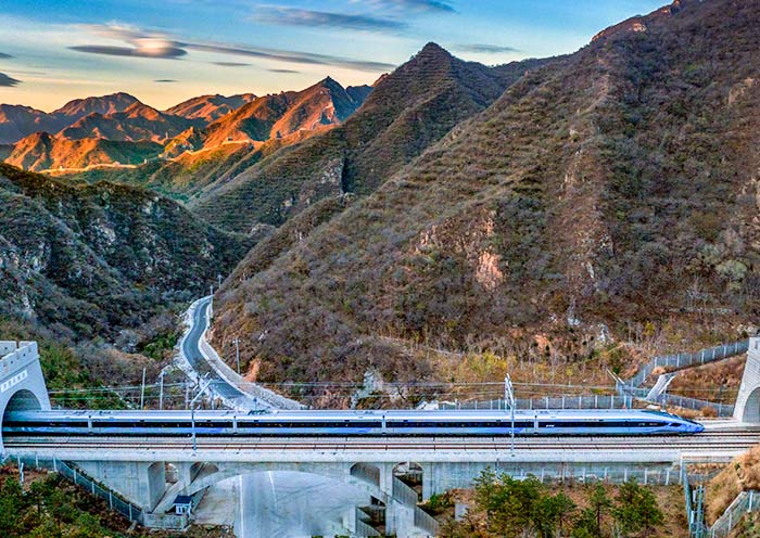 Enjoying beautiful scenery while riding high-speed trains in China