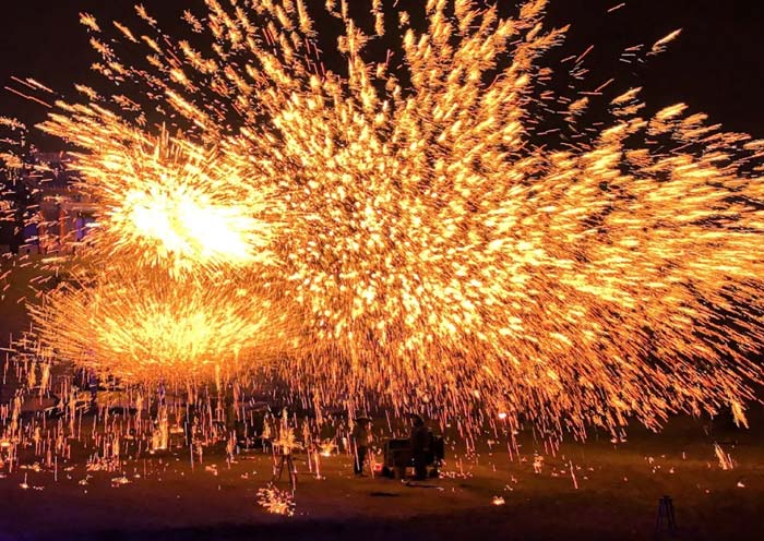 Iron-smelting Fireworks in Kaifeng Wansuishan Martial Arts City