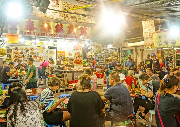 Try delicious food at Hong Kong Temple Street