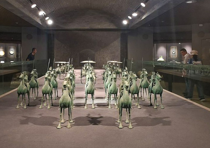 Eastern Han Dynasty bronze horse-drawn chariot ceremonial procession.