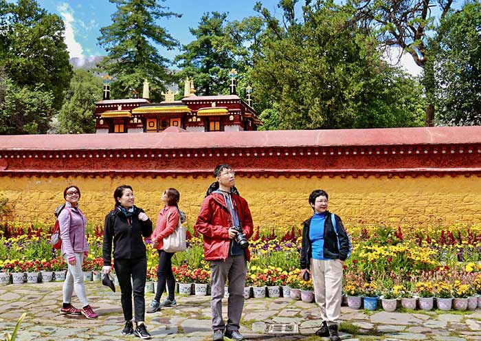 Our Guests at Norbulinka, Lhasa Our Guests at Norbulinka, Lhasa