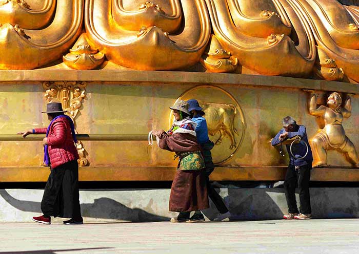 Explore Guishan Hill of Dukezong Ancient Town