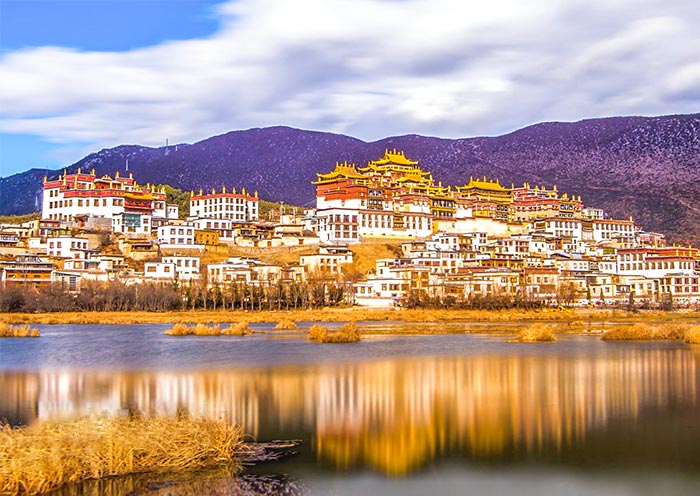 Ganden Sumtsenling Monastery, Shangri-La