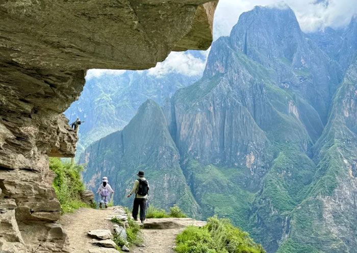 Tiger Leaping Gorge Hike over the cliffs