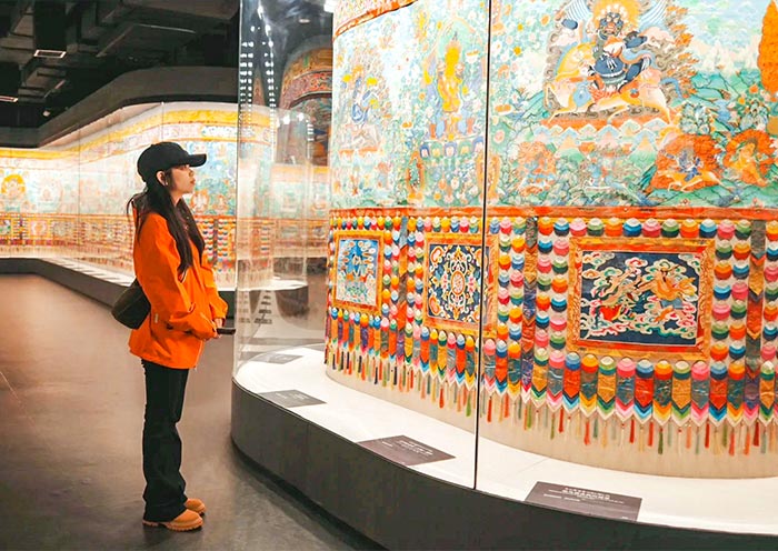 Appreciate artworks at Museum of China Tibetan Medicine Culture Appreciate artworks at Museum of China Tibetan Medicine Culture