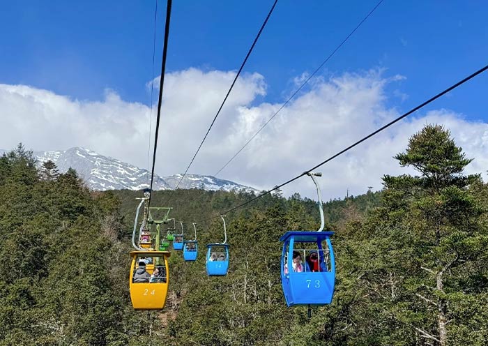 Jade Dragon Snow Mountain: Yulong Snow Mountain in Lijiang, Yunnan