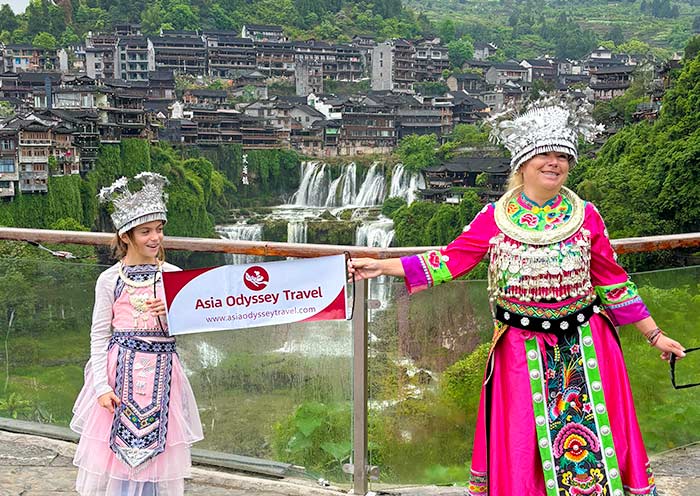 Try Local Dress in Furong Ancient Town, Zhangjiaije