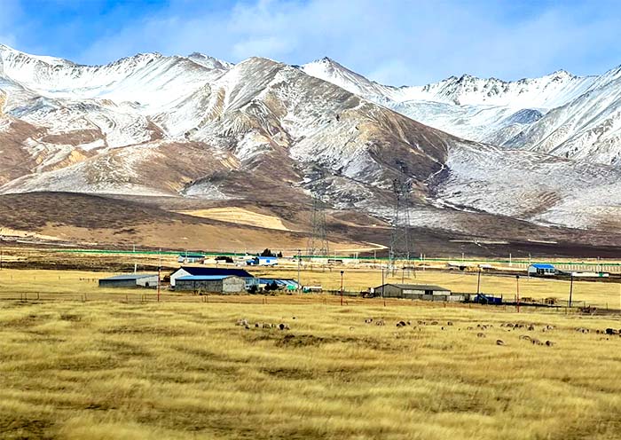 Qilian Mountain View of Zhangye Xining High Speed Train